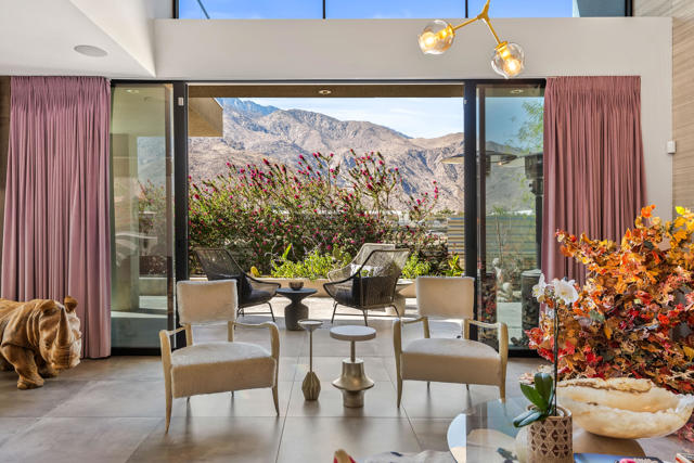427 N Avenida Caballeros, Palm Springs CA: https://media.crmls.org/mediaz/b174cb40-0187-42e8-995f-65a45453d5d0.jpg