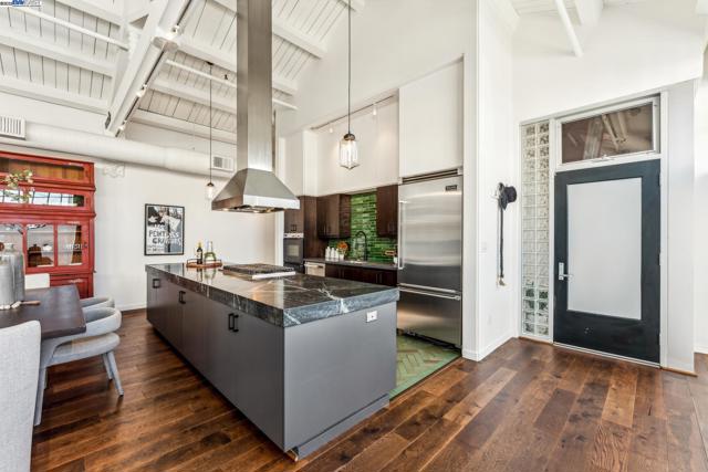 311 4th St, Oakland CA: https://media.crmls.org/mediaz/b17515b3-ca20-4dd1-a47b-34dd835c951e.jpg