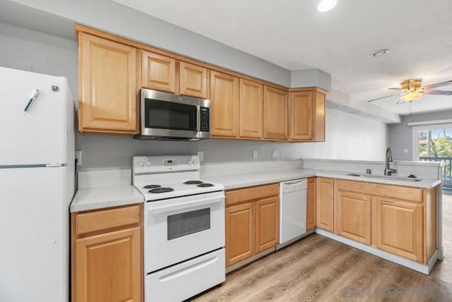 1111 Seacoast Dr, Imperial Beach CA: https://media.crmls.org/mediaz/b17537c3-9859-4d7e-913b-4511f1bd15c7.jpg