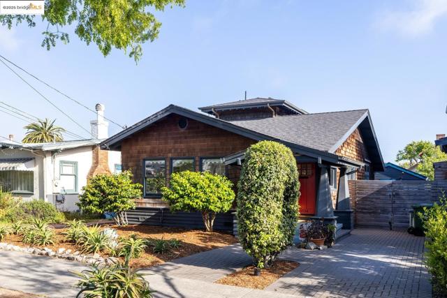 1334 Derby St, Berkeley CA: https://media.crmls.org/mediaz/b175744d-72aa-4c3a-afa4-47d97306f9e3.jpg