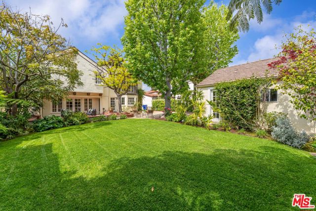 217 17th Street, Santa Monica CA: https://media.crmls.org/mediaz/b1758a73-3025-4ad3-a302-7c2938c4dbab.jpg