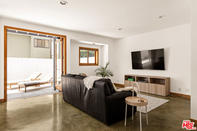6624 Vista Del Mar, Playa del Rey CA: https://media.crmls.org/mediaz/b175b786-547e-4db1-a840-4a0536faa283.jpg