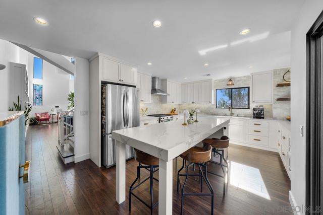 1830 N Alvarado St, Los Angeles CA: https://media.crmls.org/mediaz/b17679f0-a468-4b82-82d3-9808bed26f9e.jpg