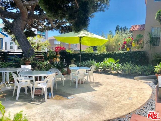 119 Paloma Avenue, Venice CA: https://media.crmls.org/mediaz/b176b38d-264a-4858-aa33-e1373758db52.jpg