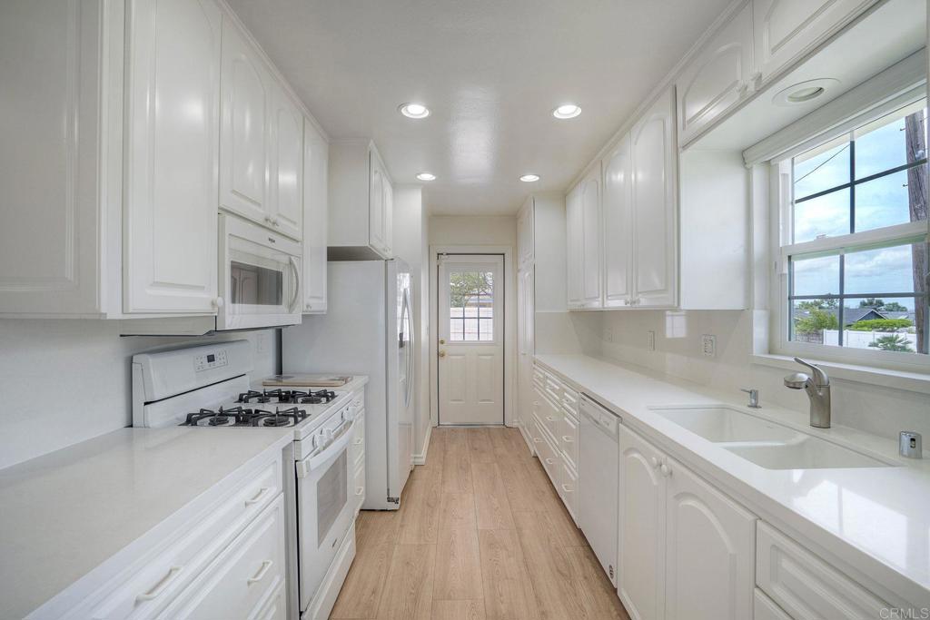 2511 Meadow Lark Dr. - photo 6