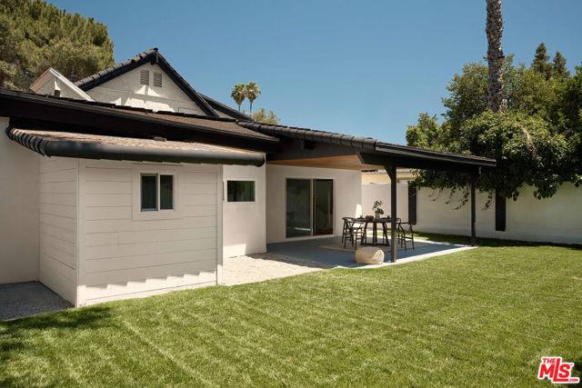 5271 Woodlake Avenue, Woodland Hills CA: https://media.crmls.org/mediaz/b1773123-8e5d-403f-ac3b-c3d93aac762e.jpg