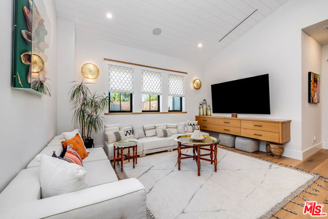 4365 Kraft Avenue, Studio City CA: https://media.crmls.org/mediaz/b1776c75-130a-4cd6-aa6b-f56fb344d9d9.jpg