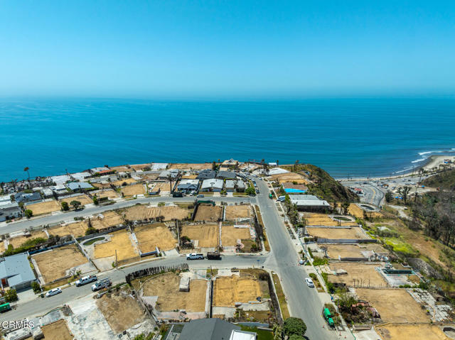 18449 Kingsport Drive, Malibu CA: https://media.crmls.org/mediaz/b177c9bf-7bbe-41f9-9c50-c458dae1839f.jpg