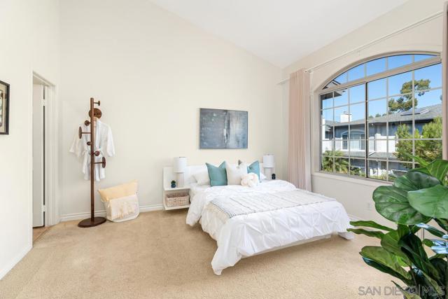 8619 Via Mallorca, La Jolla CA: https://media.crmls.org/mediaz/b178a004-dacb-4db7-8550-9aec3efa9a7a.jpg