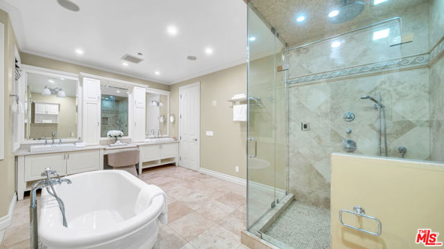 1447 San Ysidro Drive, Beverly Hills CA: https://media.crmls.org/mediaz/b17958c3-01f6-4f12-9529-e00bb9783edb.jpg