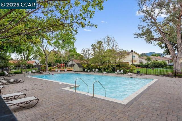 4672 N Larwin Ave, Concord CA: https://media.crmls.org/mediaz/b1797243-d290-4ca9-95fc-13aea54fc455.jpg