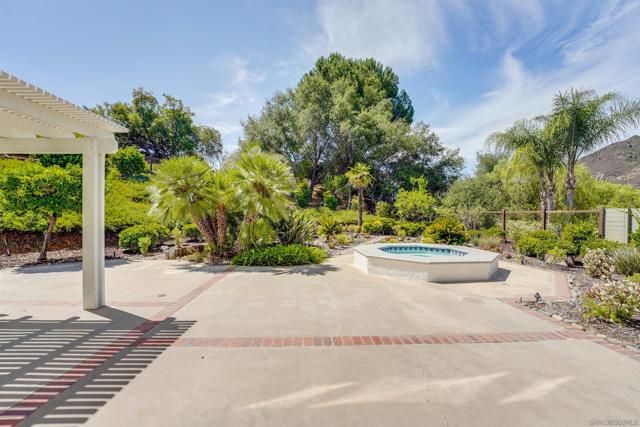 3302 Vista Rocosa, Escondido CA: https://media.crmls.org/mediaz/b17b384d-6b17-46df-9e11-0a8afb2792fd.jpg