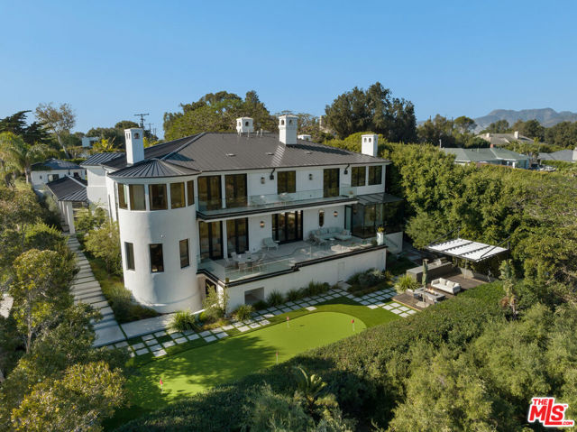 7052 Dume Drive, Malibu CA: https://media.crmls.org/mediaz/b17b8704-9623-4298-a8ef-66ba3f6b6a15.jpg