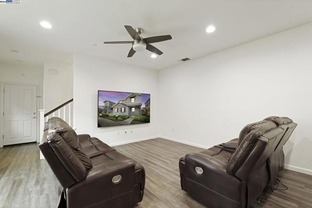 1025 S Fowler Ln, Mountain House CA: https://media.crmls.org/mediaz/b17b8731-e7a1-43a7-8e35-3550bf52b14d.jpg