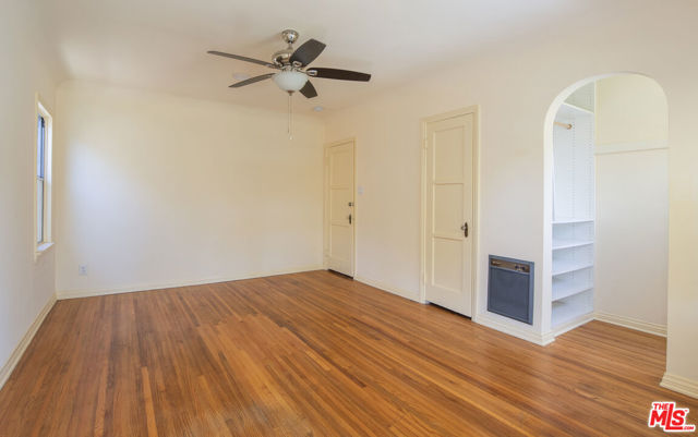 3220 W 78th Place, Los Angeles CA: https://media.crmls.org/mediaz/b17ba018-d800-4ff0-a9be-4122ecf4d833.jpg