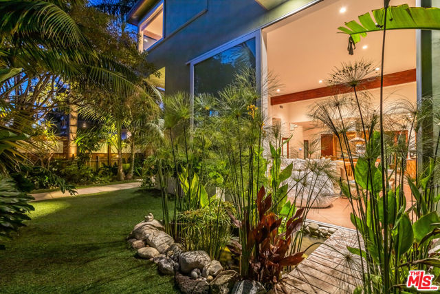 2336 Boone Avenue, Venice CA: https://media.crmls.org/mediaz/b17c6685-5085-4652-a663-c9c02aff2607.jpg