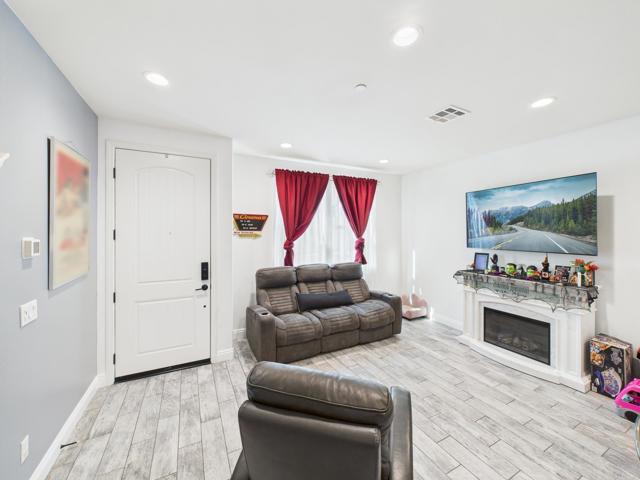 1922 Corte Zafiro, Chula Vista CA: https://media.crmls.org/mediaz/b17ca73f-e241-47ba-b7da-cafbf455a015.jpg