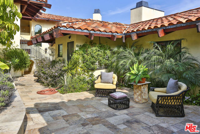 3504 Coast View Drive, Malibu CA: https://media.crmls.org/mediaz/b17d0683-44f0-47f8-9089-421e7d57dfd8.jpg