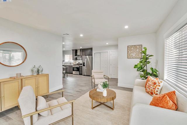 5444 Bancroft, Oakland CA: https://media.crmls.org/mediaz/b17d2e52-6f76-4475-a88f-4999949619be.jpg
