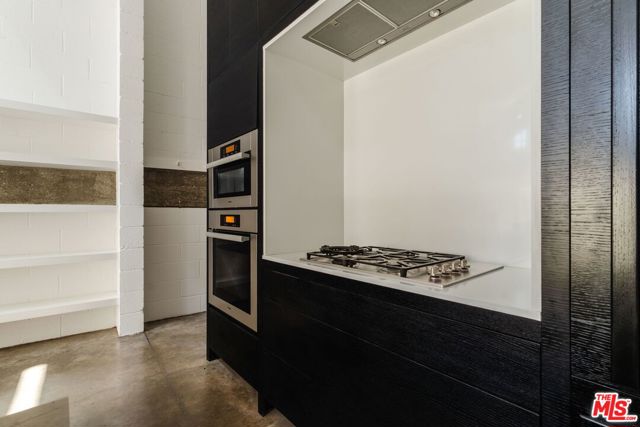 1132 5th Avenue, Venice CA: https://media.crmls.org/mediaz/b180eeb4-5ae8-40d8-96f0-a3d84f501682.jpg