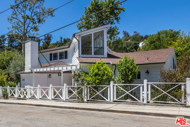 2205 Beverly Glen Place, Los Angeles CA: https://media.crmls.org/mediaz/b18108ce-300e-49ca-924b-17bf7baabe81.jpg