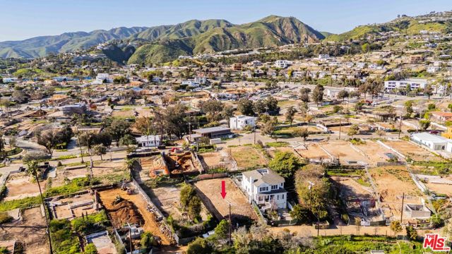 575 N Marquette Street, Pacific Palisades CA: https://media.crmls.org/mediaz/b1833cad-7ff3-4d9e-9d1b-1de3f411fa67.jpg