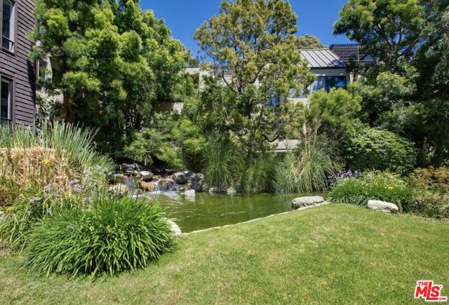950 N Kings Road, West Hollywood CA: https://media.crmls.org/mediaz/b1845423-cf4f-4c64-b9b9-d2ea9a691ab9.jpg