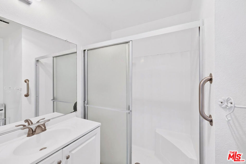 https://media.crmls.org/mediaz/b184a378-8e06-4eb0-84a0-e9278b34585b.jpg?preset=X-Large