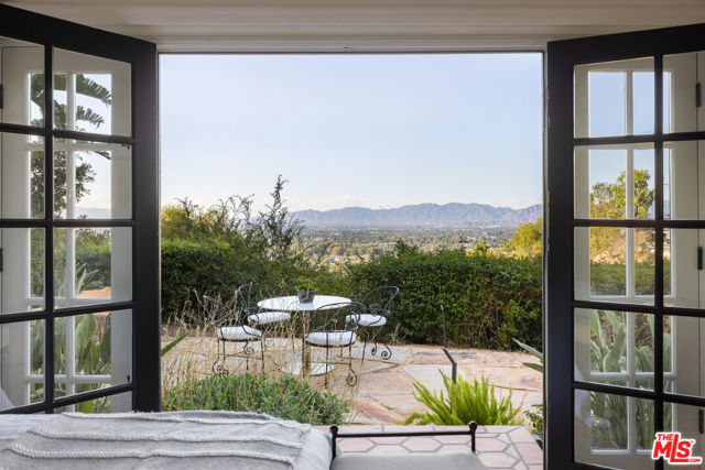 3646 Sunswept Drive, Studio City CA: https://media.crmls.org/mediaz/b184b903-d454-431c-af89-90659f1c0a66.jpg