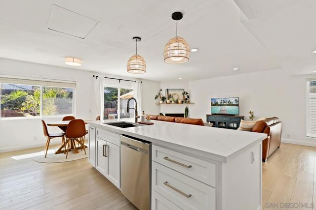 568 Carrie Cir, San Marcos CA: https://media.crmls.org/mediaz/b185081a-6888-4ba1-b911-e86c27f4a638.jpg
