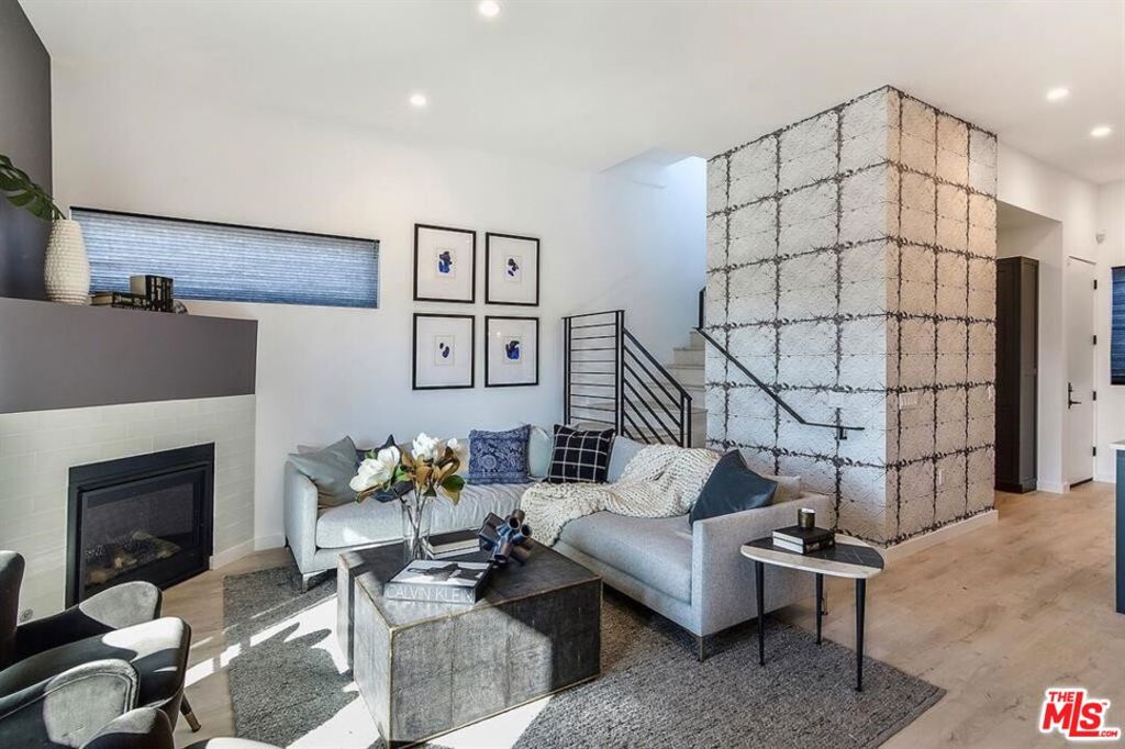 1002 N Hudsoon Avenue #4