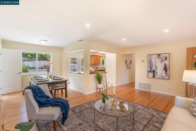 3215 Camino Colorados, Lafayette CA: https://media.crmls.org/mediaz/b185a0ae-c802-4d9a-bc0e-f91fcb21c228.jpg