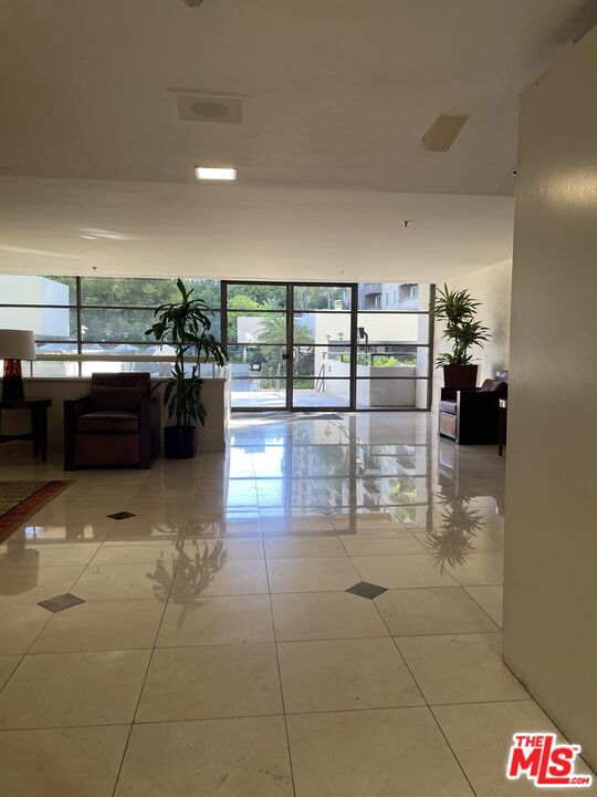 600 W 9th Street, Los Angeles CA: https://media.crmls.org/mediaz/b185bda6-c661-4e87-91ef-3147b0fa9377.jpg