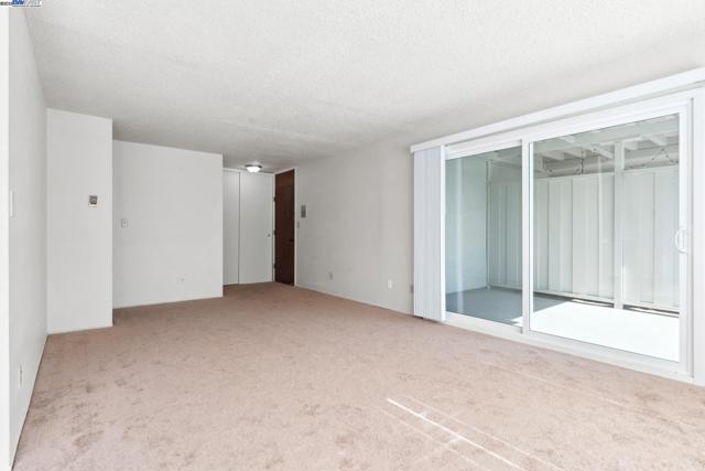 424 Staten Ave, Oakland CA: https://media.crmls.org/mediaz/b1865e8e-761f-4388-968e-5d17fc451980.jpg
