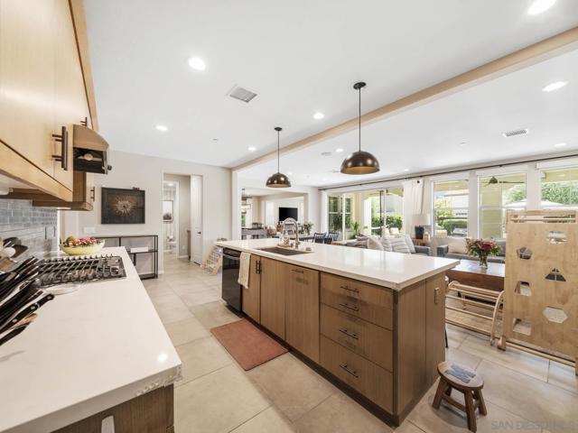 916 Camino Aldea, Chula Vista CA: https://media.crmls.org/mediaz/b1877d2b-48f7-49d5-9178-e5355330404c.jpg