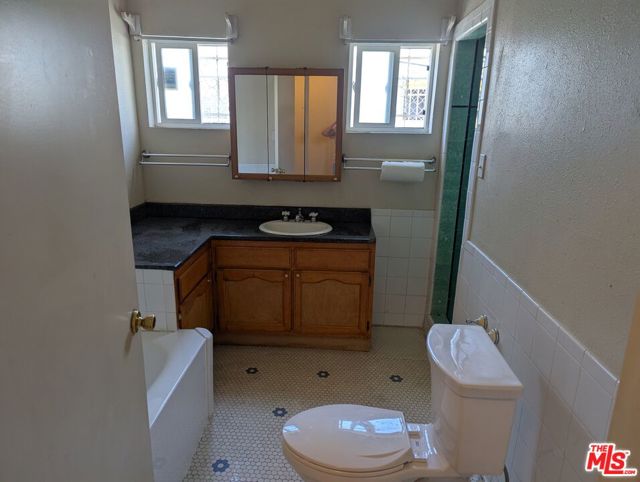 2134 8th Avenue, Los Angeles CA: https://media.crmls.org/mediaz/b18830d0-f016-414e-be9a-f242fbd9432f.jpg