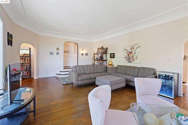 120 Sunset Ave, Vallejo CA: https://media.crmls.org/mediaz/b188f449-cd3f-4555-a1ca-6ad3d2155662.jpg