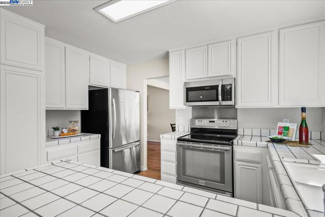 4848 Nadine Ct, Union City CA: https://media.crmls.org/mediaz/b18ac52b-c49d-4595-b491-02e829a5d631.jpg