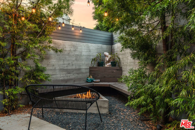 407 Rialto Avenue, Venice CA: https://media.crmls.org/mediaz/b18b4c4f-c376-463d-8c60-5b9cb8bcb5a2.jpg