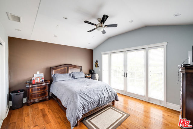 5966 ABERNATHY Drive, Los Angeles CA: https://media.crmls.org/mediaz/b18c2ec5-9a0d-4258-8e94-2b3bc09f9e86.jpg