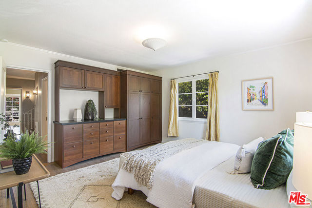 503 N Plymouth Boulevard, Los Angeles CA: https://media.crmls.org/mediaz/b18c3f66-7552-40cf-b0e1-1e3a9c96e64d.jpg