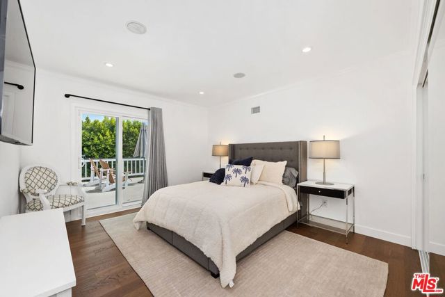 400 Chautauqua Boulevard, Pacific Palisades CA: https://media.crmls.org/mediaz/b18ce2ce-4b59-46f3-8175-243b903b97c0.jpg