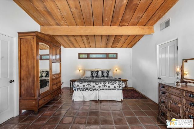 1011 E El Alameda, Palm Springs CA: https://media.crmls.org/mediaz/b18d9992-4232-4403-99a4-fc052f54882c.jpg