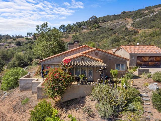 27615 Alps Ln, Escondido CA: https://media.crmls.org/mediaz/b18dd5c3-3498-40a0-bb83-f780b539b848.jpg
