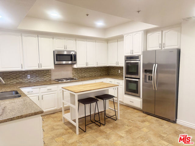 14271 Dickens Street, Sherman Oaks CA: https://media.crmls.org/mediaz/b18e3a36-e2d5-434a-9337-d4e4bac5bc87.jpg