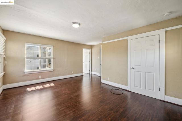 Image 25 of 60 For 1063 32nd St