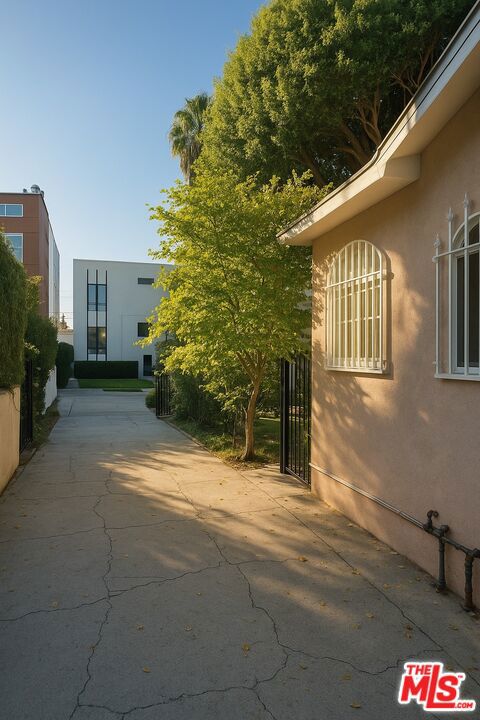 928 N Genesee Avenue, West Hollywood CA: https://media.crmls.org/mediaz/b18ecb4d-b4ff-4a8c-a312-a1c18842dd8e.jpg