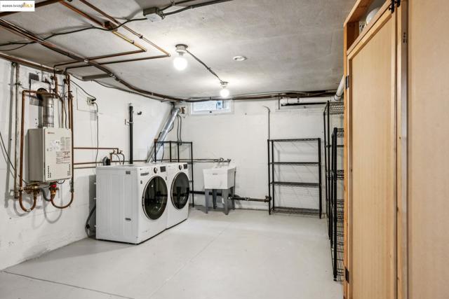 6232 Manoa St, Oakland CA: https://media.crmls.org/mediaz/b18fd80a-aa77-423b-8d33-08d252ce6bac.jpg
