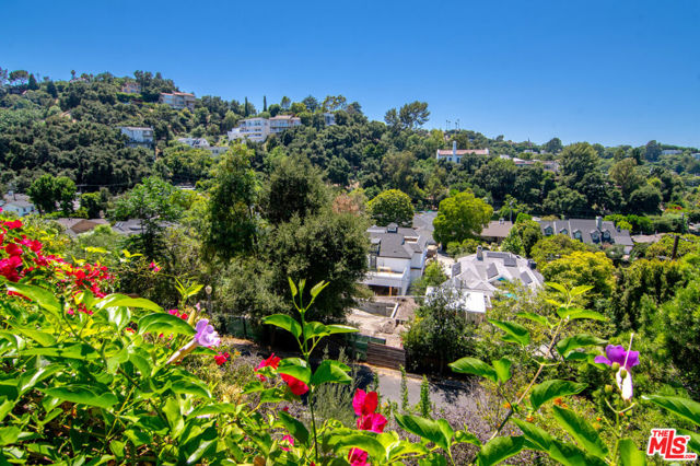 3908 Fairway Avenue, Studio City CA: https://media.crmls.org/mediaz/b190569b-f8f8-4220-9acb-615377445c8c.jpg