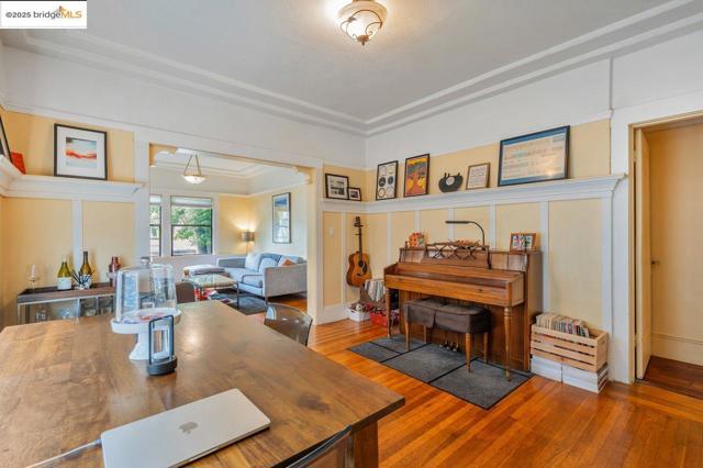 5537 Claremont Ave, Oakland CA: https://media.crmls.org/mediaz/b1910081-3afa-4439-bb00-7f2bca022fd0.jpg